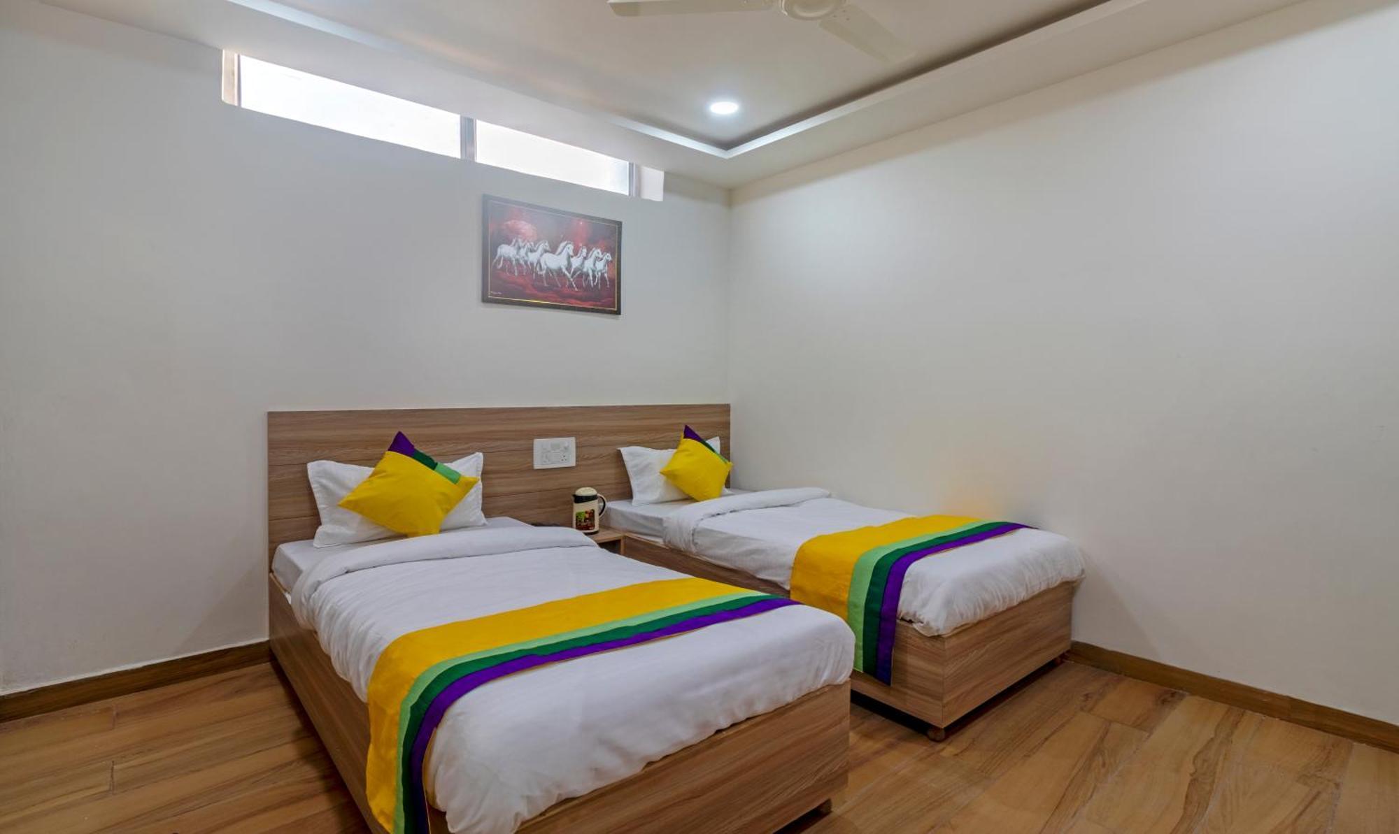 Itsy Hotels Krishna Residency, Govardhan Chauraha Mathura Exterior foto